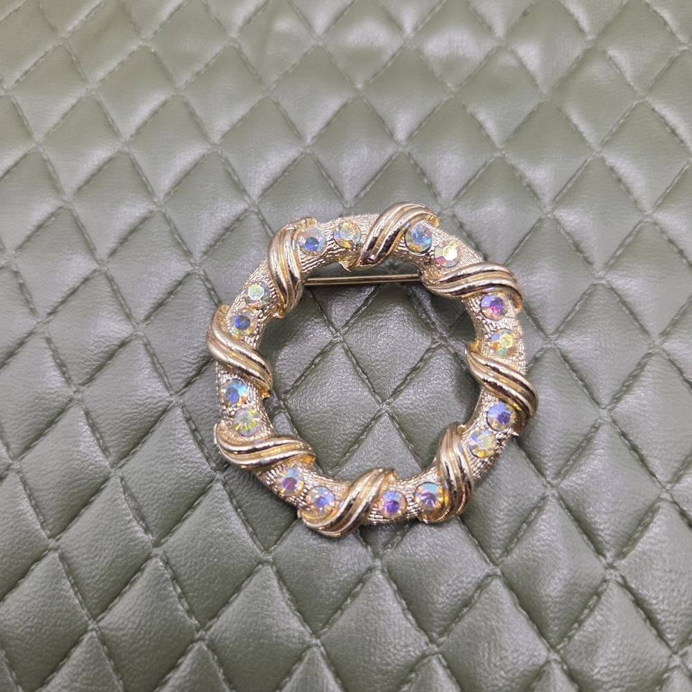 962. Vintage Gold-Tone Aurora Borealis Crystal Wreath Brooch